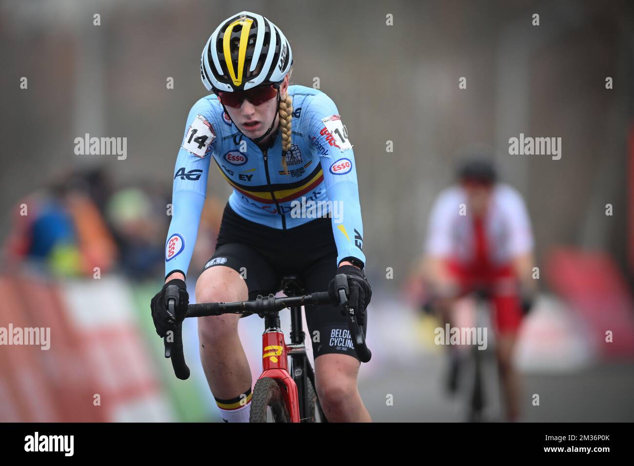 Belgian Fleur Moors crosses the finish line at the women junior race at