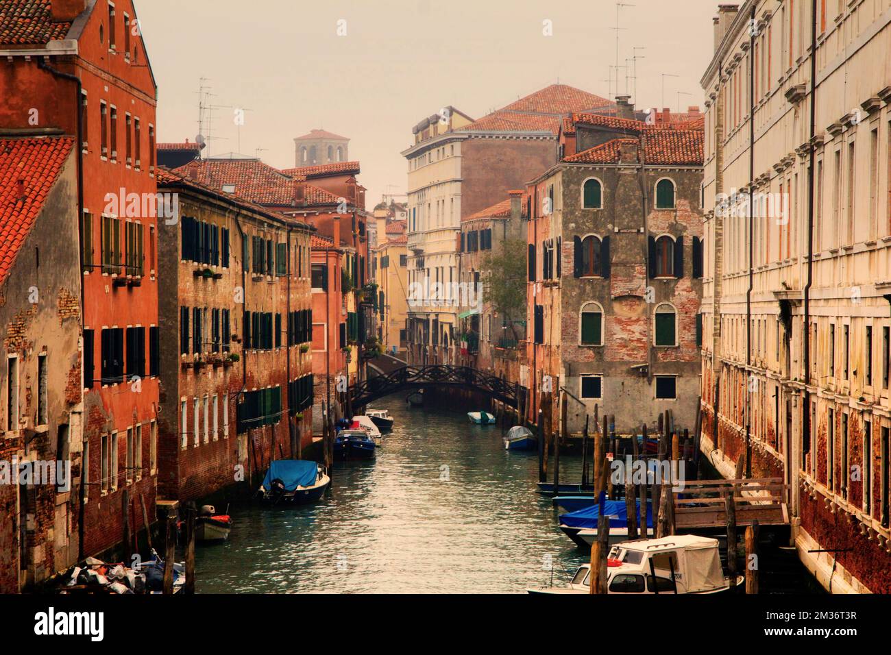 Narrow canal colorful houses hi-res stock photography and images - Alamy