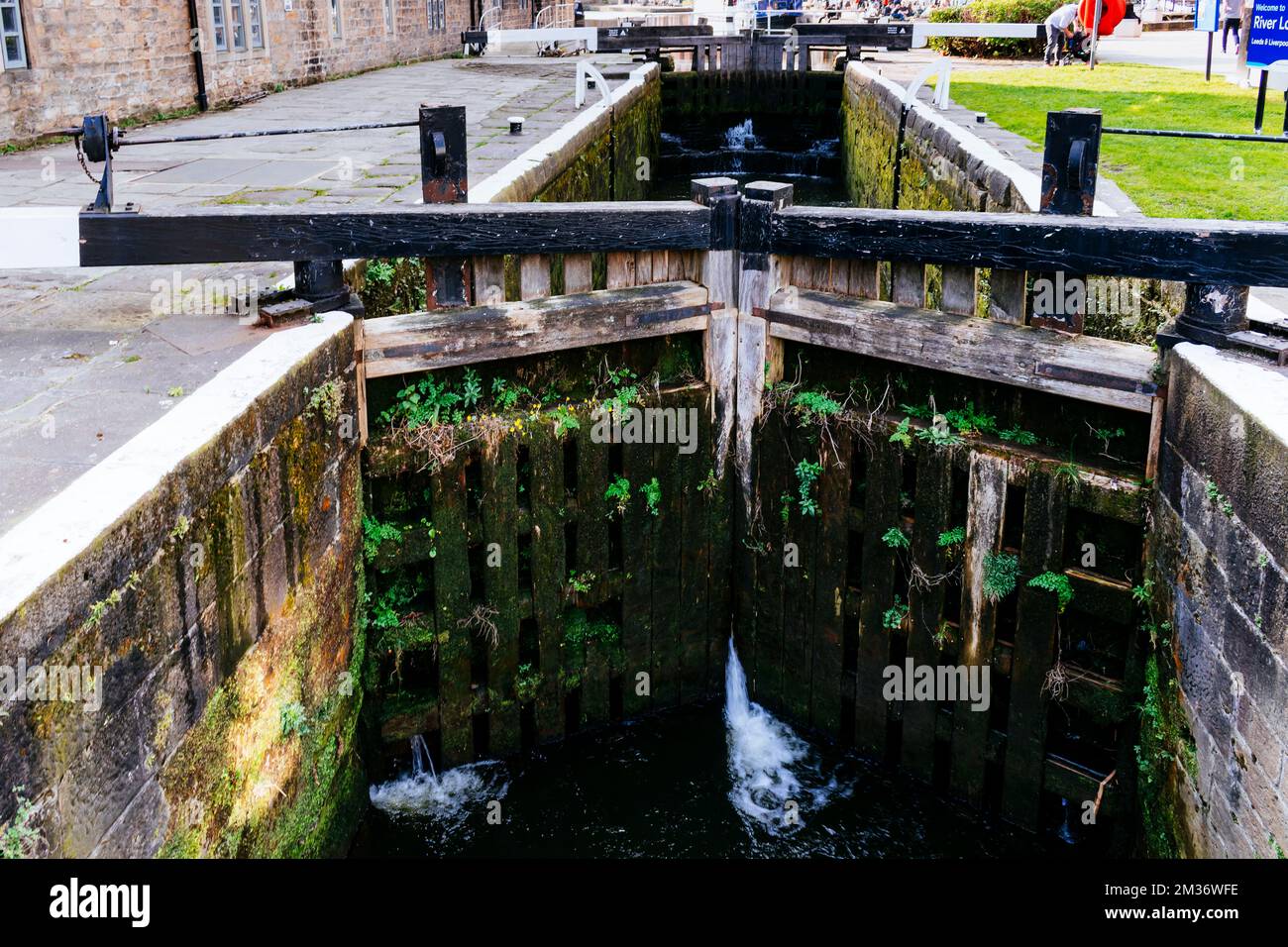 Granary Wharf Lock on the Leeds to Liverpool Canal. Leeds, West Yorkshire, Yorkshire and the Humber, England, United Kingdom, Europe Stock Photo