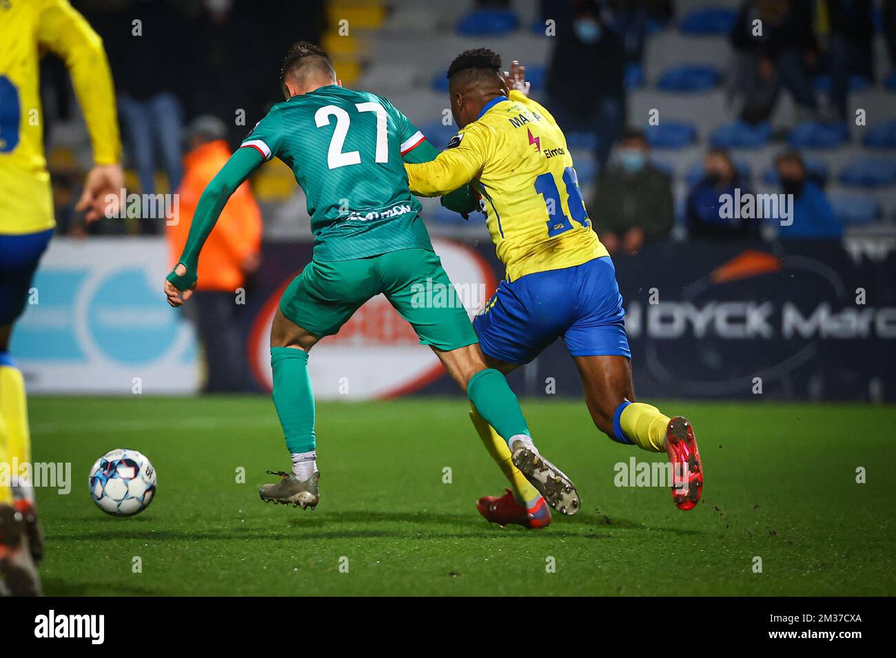 Virton's Hugo Colella and Westerlo's Kouya Mabea fight for the ball during a soccer match between KVC Westerlo and RE Virton, Sunday 19 December 2021 in Westerlo, on day 16 of the '1B Pro League' second division of the Belgian soccer championship. BELGA PHOTO DAVID PINTENS Stock Photo