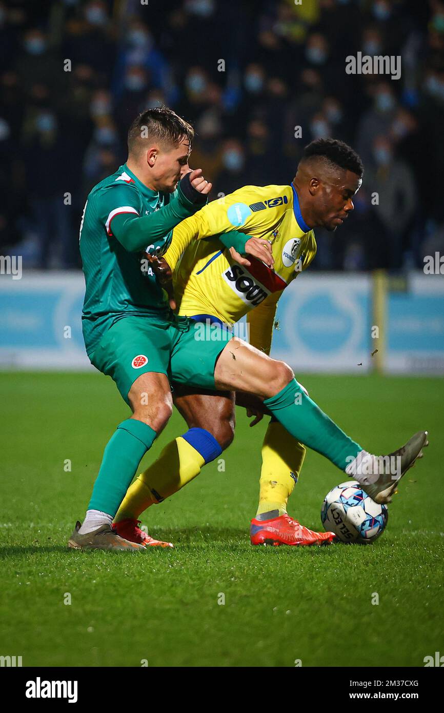Westerlo's Kouya Mabea and Virton's Hugo Colella fight for the ball during a soccer match between KVC Westerlo and RE Virton, Sunday 19 December 2021 in Westerlo, on day 16 of the '1B Pro League' second division of the Belgian soccer championship. BELGA PHOTO DAVID PINTENS Stock Photo