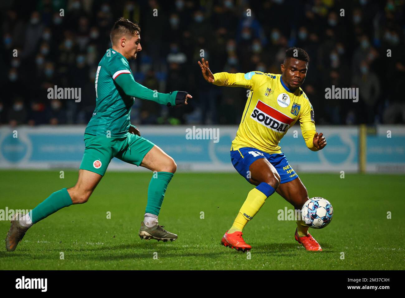 Virton's Hugo Colella and Westerlo's Kouya Mabea fight for the ball during a soccer match between KVC Westerlo and RE Virton, Sunday 19 December 2021 in Westerlo, on day 16 of the '1B Pro League' second division of the Belgian soccer championship. BELGA PHOTO DAVID PINTENS Stock Photo