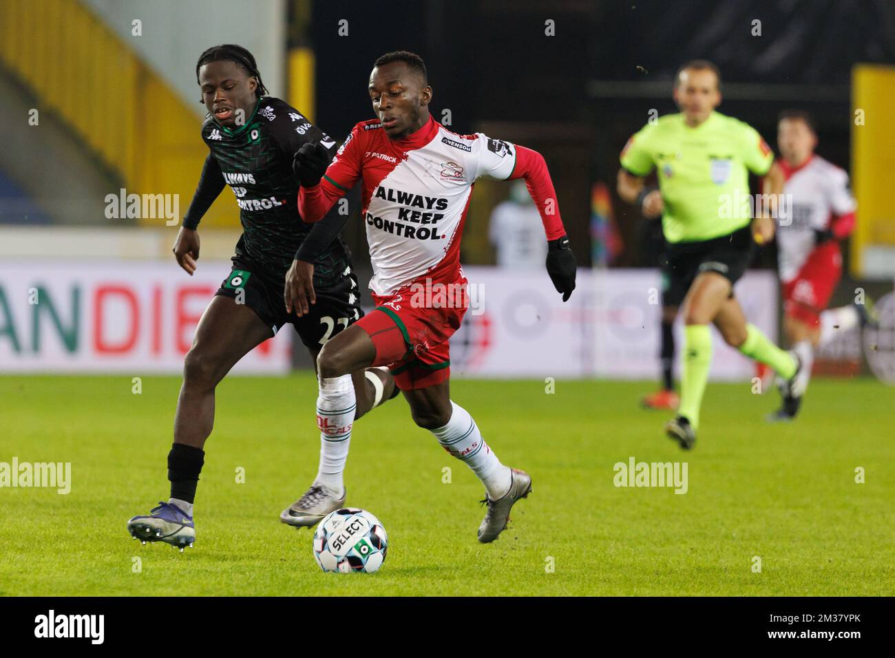 Cercle's Leonardo Da Silva Lopes and Essevee's Jean-Luc Dompe fight for the  ball during a soccer match between Cercle Brugge and Zulte Waregem, Sunday  23 January 2022 in Brugge, on day 23