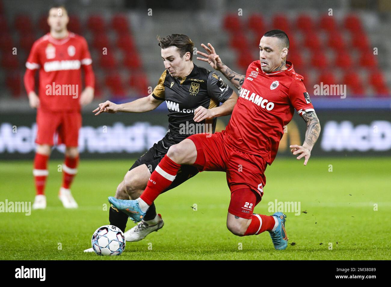 STVV's Rocco Reitz and Antwerp's Radja Nainggolan fight for the ball during a soccer match between Royal Antwerp FC RAFC and Sint-Truidense VV, Tuesday 25 January 2022 in Antwerp, on day 24 of the 2021-2022 'Jupiler Pro League' first division of the Belgian championship. BELGA PHOTO TOM GOYVAERTS Stock Photo