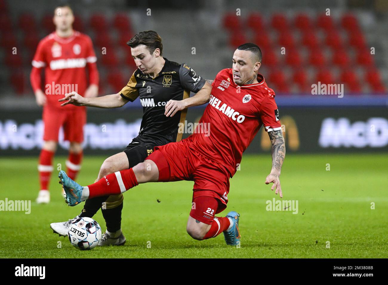 STVV's Rocco Reitz and Antwerp's Radja Nainggolan fight for the ball during a soccer match between Royal Antwerp FC RAFC and Sint-Truidense VV, Tuesday 25 January 2022 in Antwerp, on day 24 of the 2021-2022 'Jupiler Pro League' first division of the Belgian championship. BELGA PHOTO TOM GOYVAERTS Stock Photo