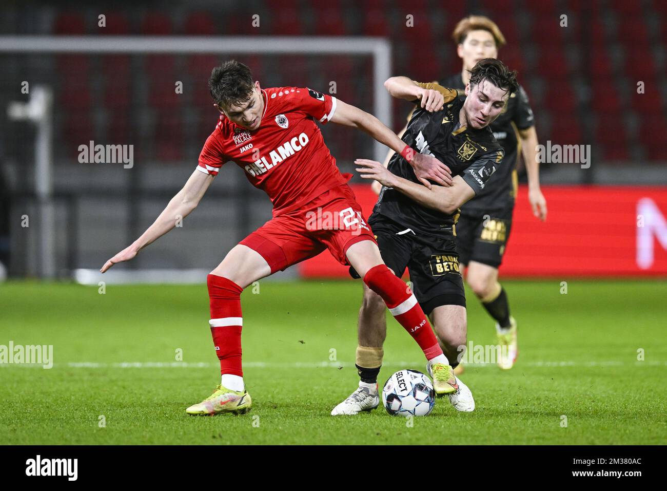 Antwerp's Sam Vines and STVV's Rocco Reitz fight for the ball during a soccer match between Royal Antwerp FC RAFC and Sint-Truidense VV, Tuesday 25 January 2022 in Antwerp, on day 24 of the 2021-2022 'Jupiler Pro League' first division of the Belgian championship. BELGA PHOTO TOM GOYVAERTS Stock Photo