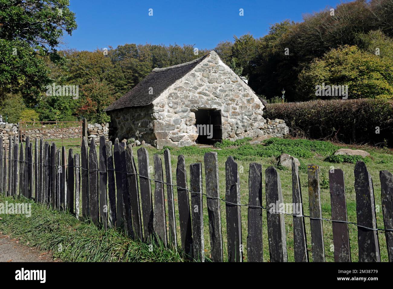 Cae Adda Byre and field with slate fence, Saint Fagans museum, October ...