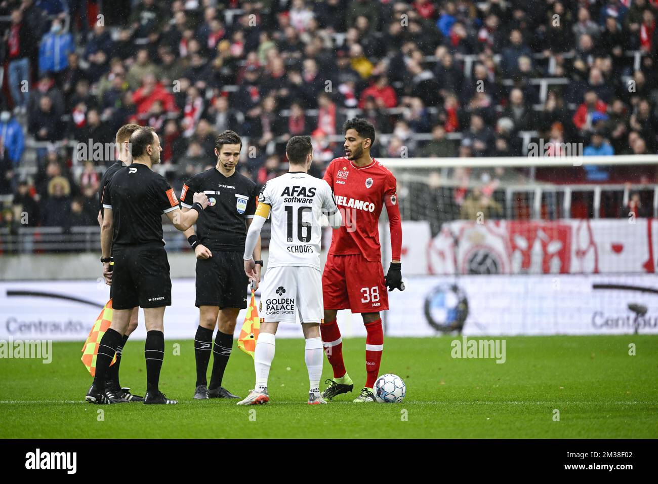 Shake hands before the match hi-res stock photography and images - Page 3 -  Alamy