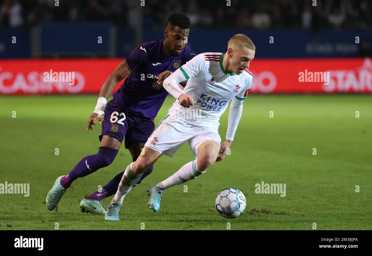 OHL's Casper De Norre and Anderlecht's Amir Murillo fight for the ball