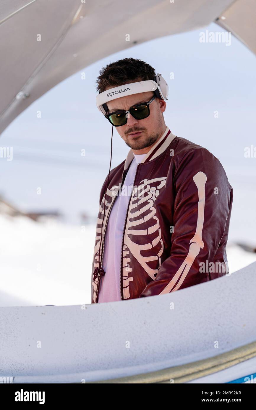 Illustration shows people enjoying the Crystal Garden stage at 2000