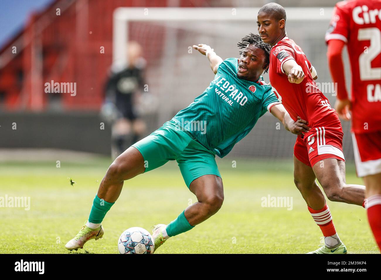 Virton's Aimery Pinga and Standard's Moussa Sissako fight for the ball