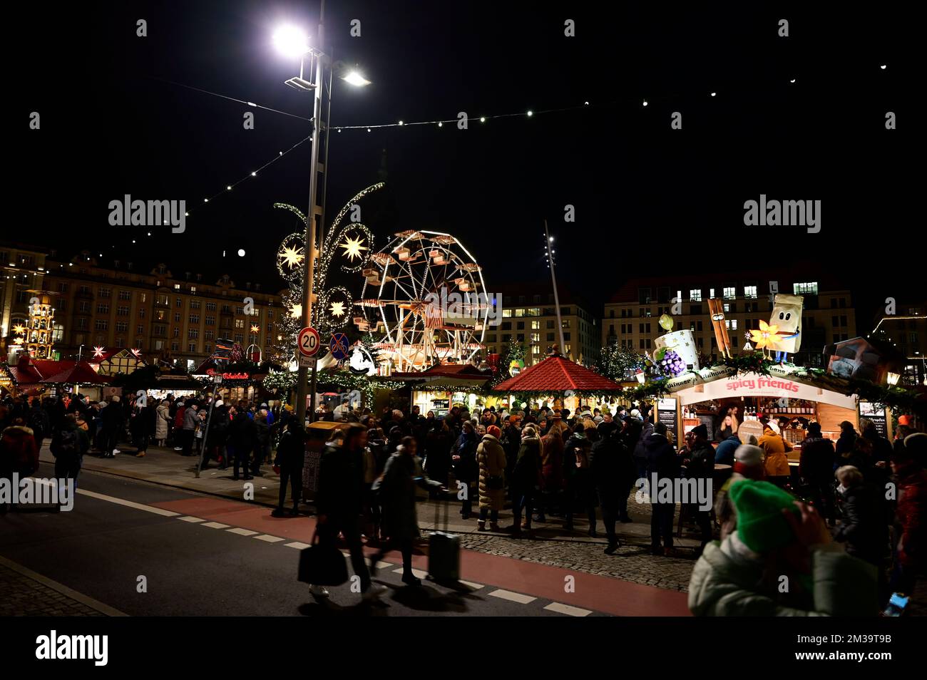 Der 588. Dresdner Striezelmarkt auf dem Altmarkt. Der Striezelmarkt ist der älteste Weihnachtsmarkt Deutschlands. Dresden, 09.12.2022 Stock Photo