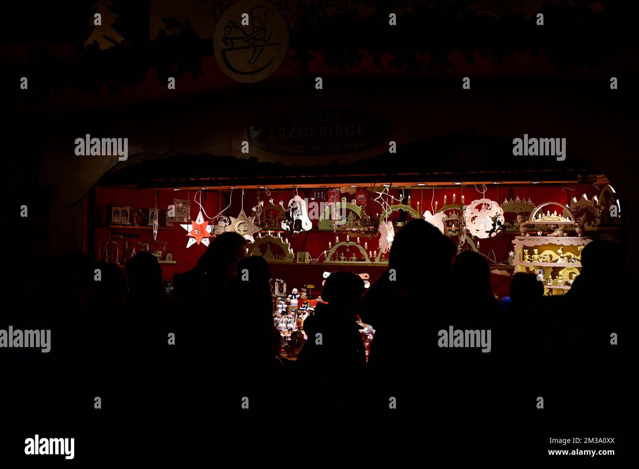 Der 588. Dresdner Striezelmarkt auf dem Altmarkt. Der Striezelmarkt ist der älteste Weihnachtsmarkt Deutschlands. Dresden, 09.12.2022 Stock Photo