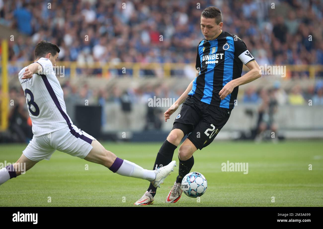 Anderlecht's Kristoffer Olsson and Club's Noa Lang fight for the ball  during a soccer match between RSC Anderlecht and Club Brugge KV, Sunday 03  Octob Stock Photo - Alamy