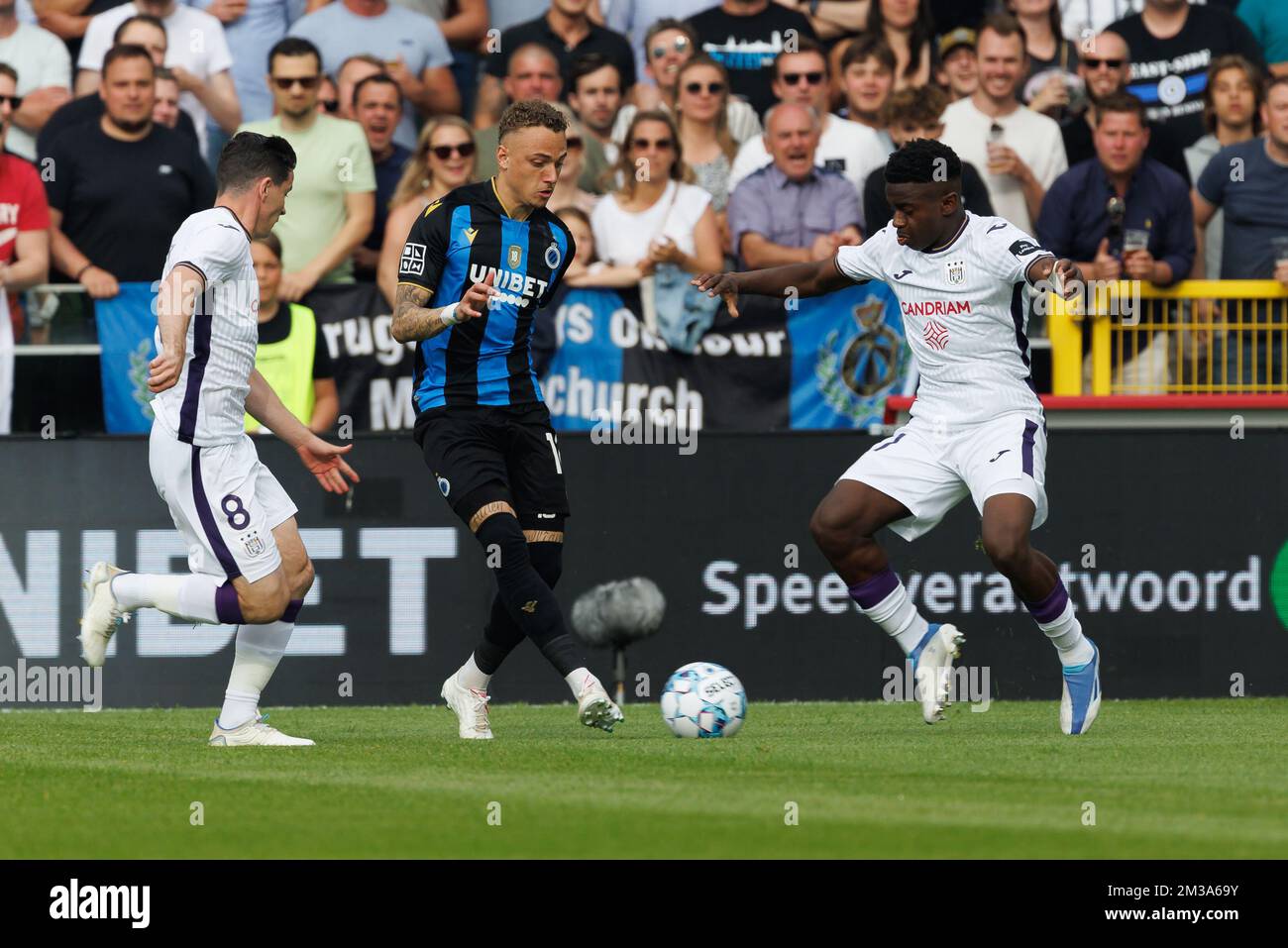 Anderlecht's Kristoffer Olsson and Club's Noa Lang fight for the ball  during a soccer match between RSC Anderlecht and Club Brugge KV, Sunday 03  Octob Stock Photo - Alamy