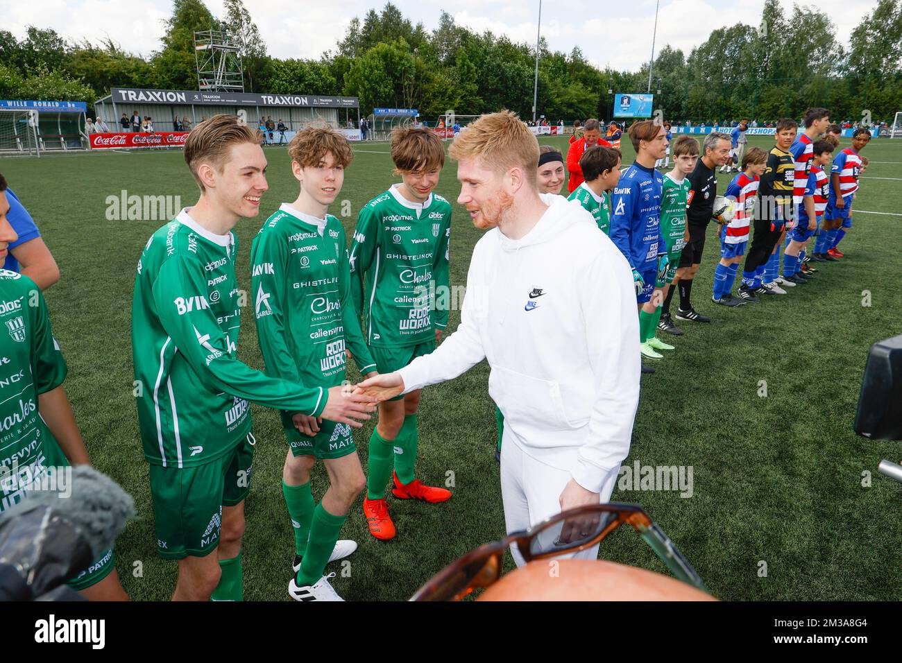 Belgium's Kevin De Bruyne greets players of the G-voetbal Kortrijk team during the 'Kevin de Bruyne Cup' youth soccer tournament for U15 teams, Saturday 28 May 2022 in Drongen, Gent. BELGA PHOTO BRUNO FAHY Stock Photo