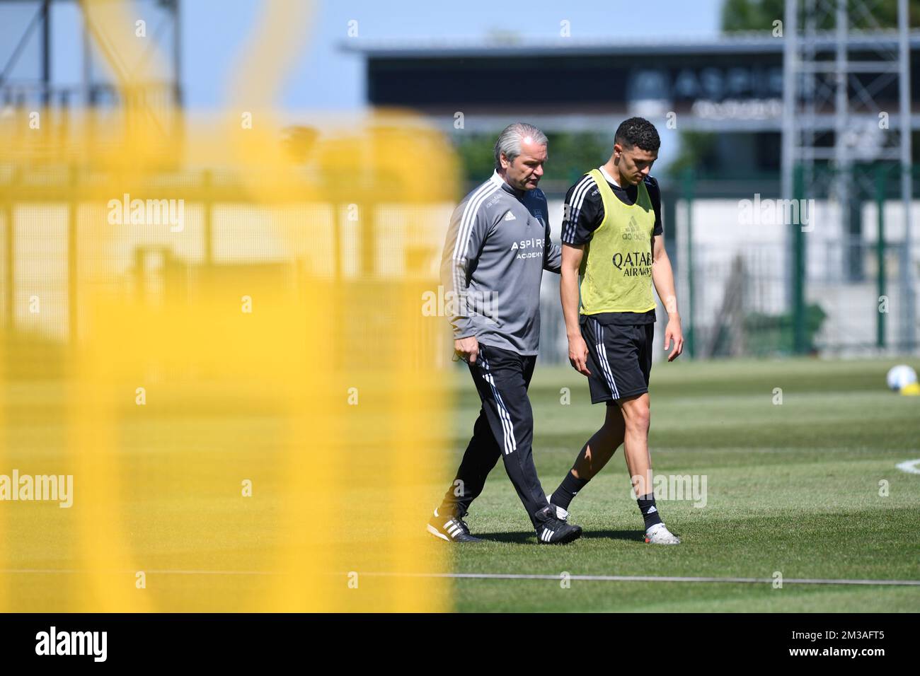 Eupen's head coach Bernd Storck talks with Eupen's Isaac Christie Davies during a training session ahead of the 2022-2023 season, of Belgian first division soccer team KAS Eupen, Tuesday 14 June 2022 in Eupen. BELGA PHOTO JOHN THYS Stock Photo