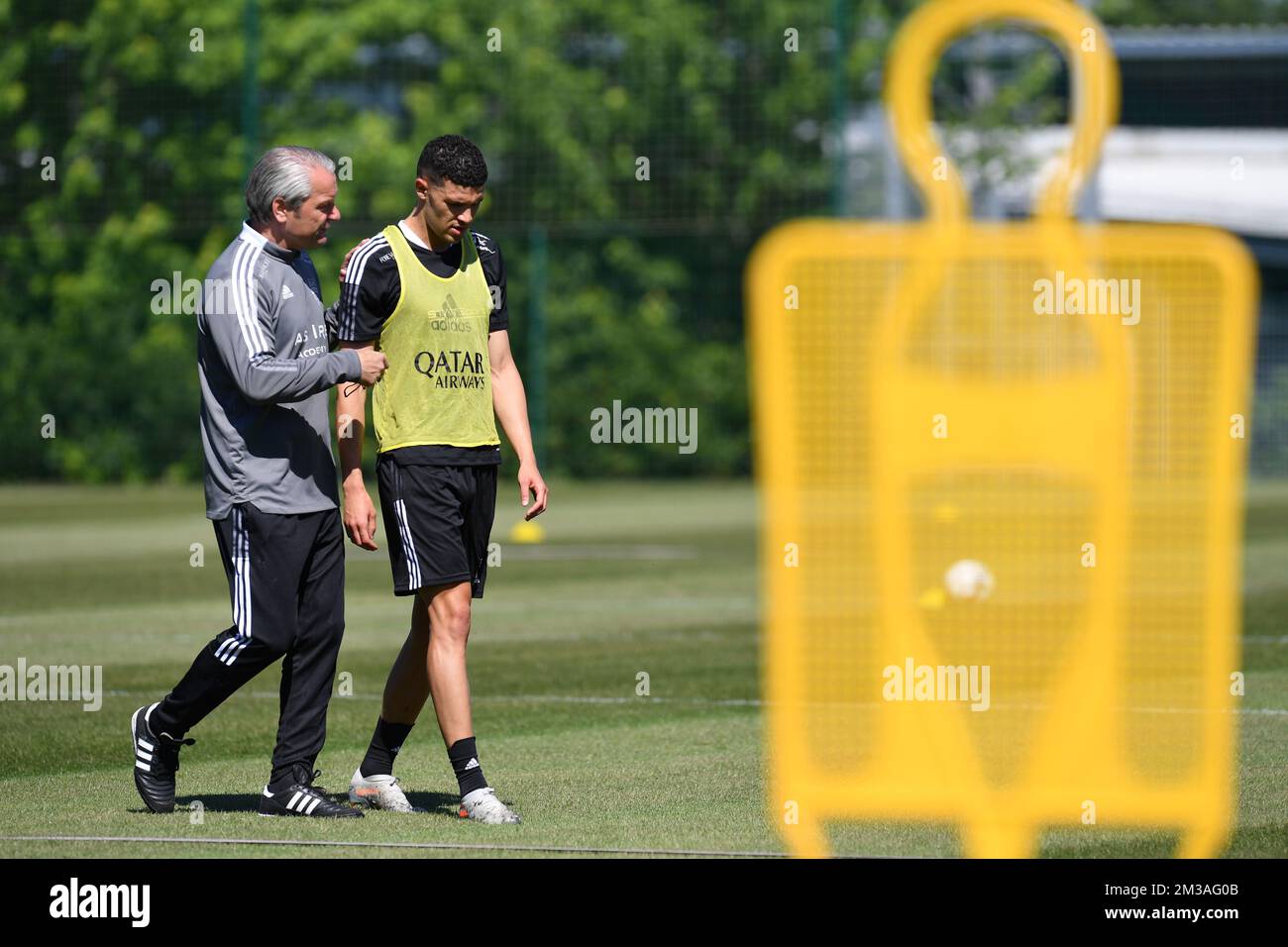 Eupen's head coach Bernd Storck and Eupen's new player Isaac Christie-Davies pictured during a training session ahead of the 2022-2023 season, of Belgian first division soccer team KAS Eupen, Tuesday 14 June 2022 in Eupen. BELGA PHOTO JOHN THYS Stock Photo