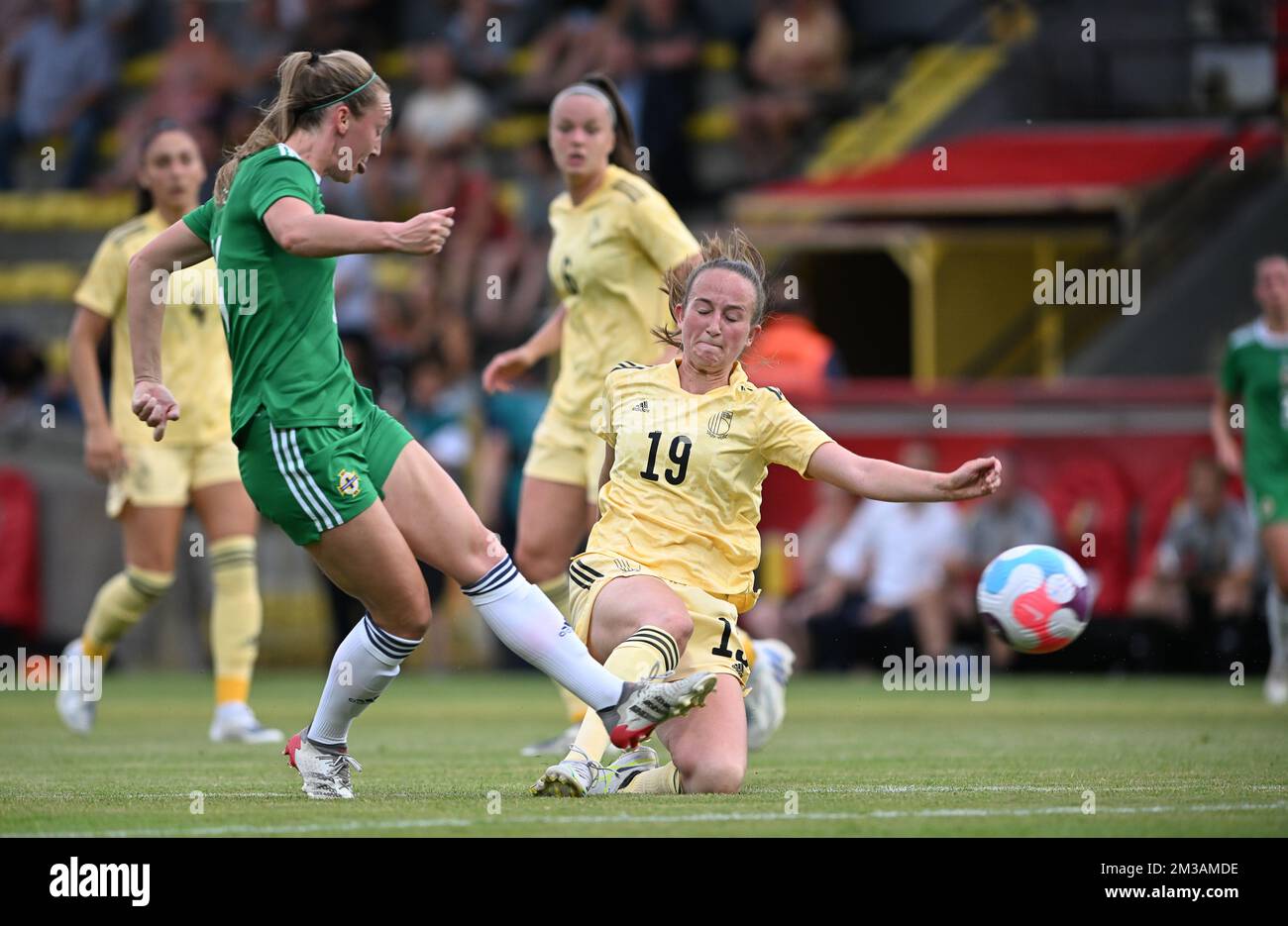 Northern Ireland's Lauren Wade and Belgium's Sari Kees fight for the