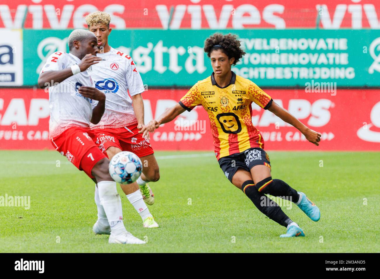 Club's Kamal Sowah and Anderlecht's Sergio Gomez fight for the ball during  a soccer match between RSC Anderlecht and Club Brugge KV, Sunday 03 October  Stock Photo - Alamy