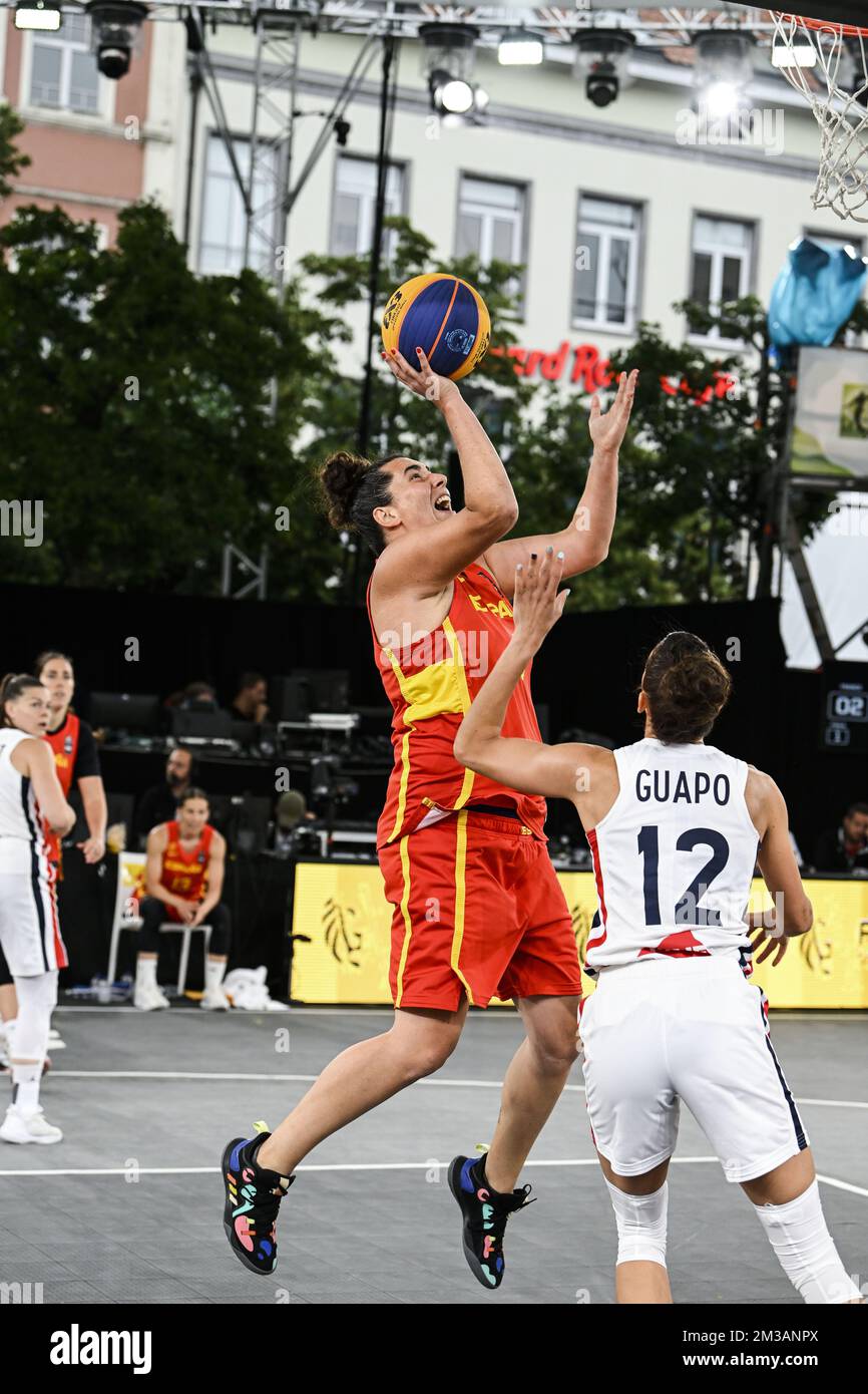Spain's Aitana Cuevas and French Laetitia Guapo a 3x3 basketball game