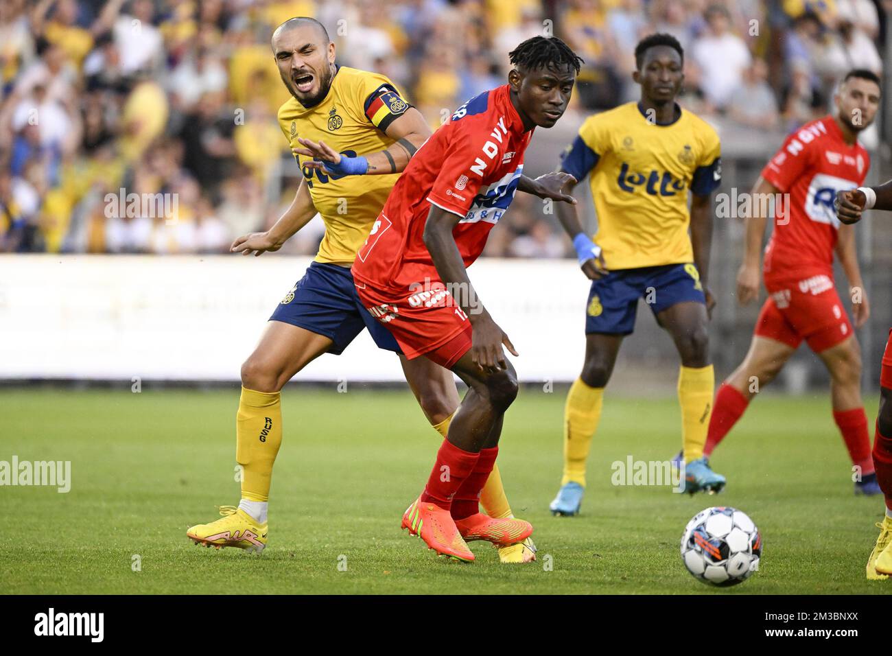 Union&rsquo;s Teddy Teuma and Kortrijk&rsquo;s Habib Keita fight for the ball 