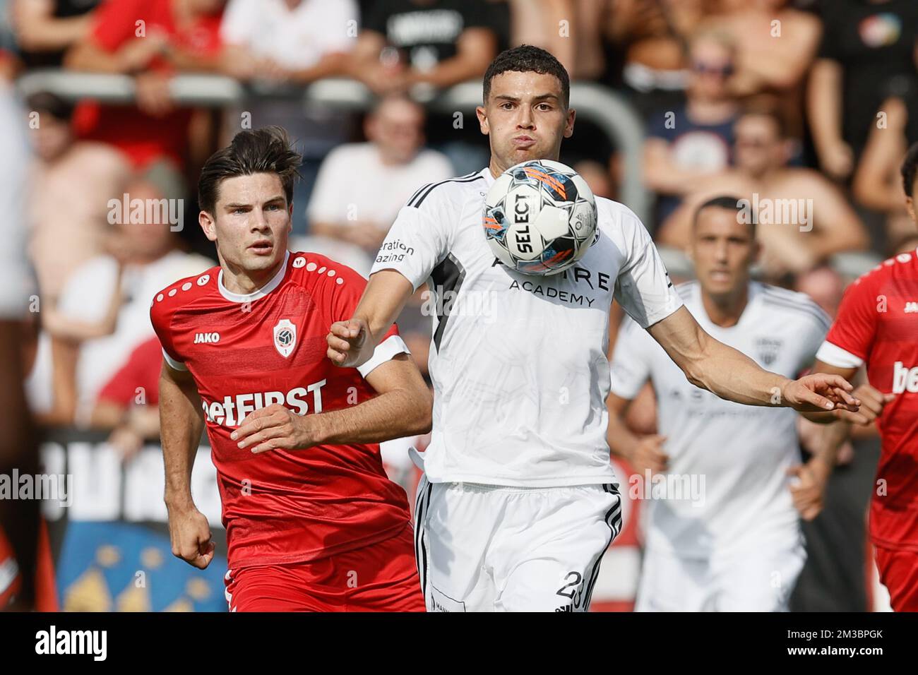 Antwerp's Jurgen Peter Ekkelenkamp and Eupen's Isaac Christie-Davies fight for the ball during a soccer match between KAS Eupen and Royal Antwerp FC RAFC, Sunday 14 August 2022 in Eupen, on day 4 of the 2022-2023 'Jupiler Pro League' first division of the Belgian championship. BELGA PHOTO BRUNO FAHY Stock Photo