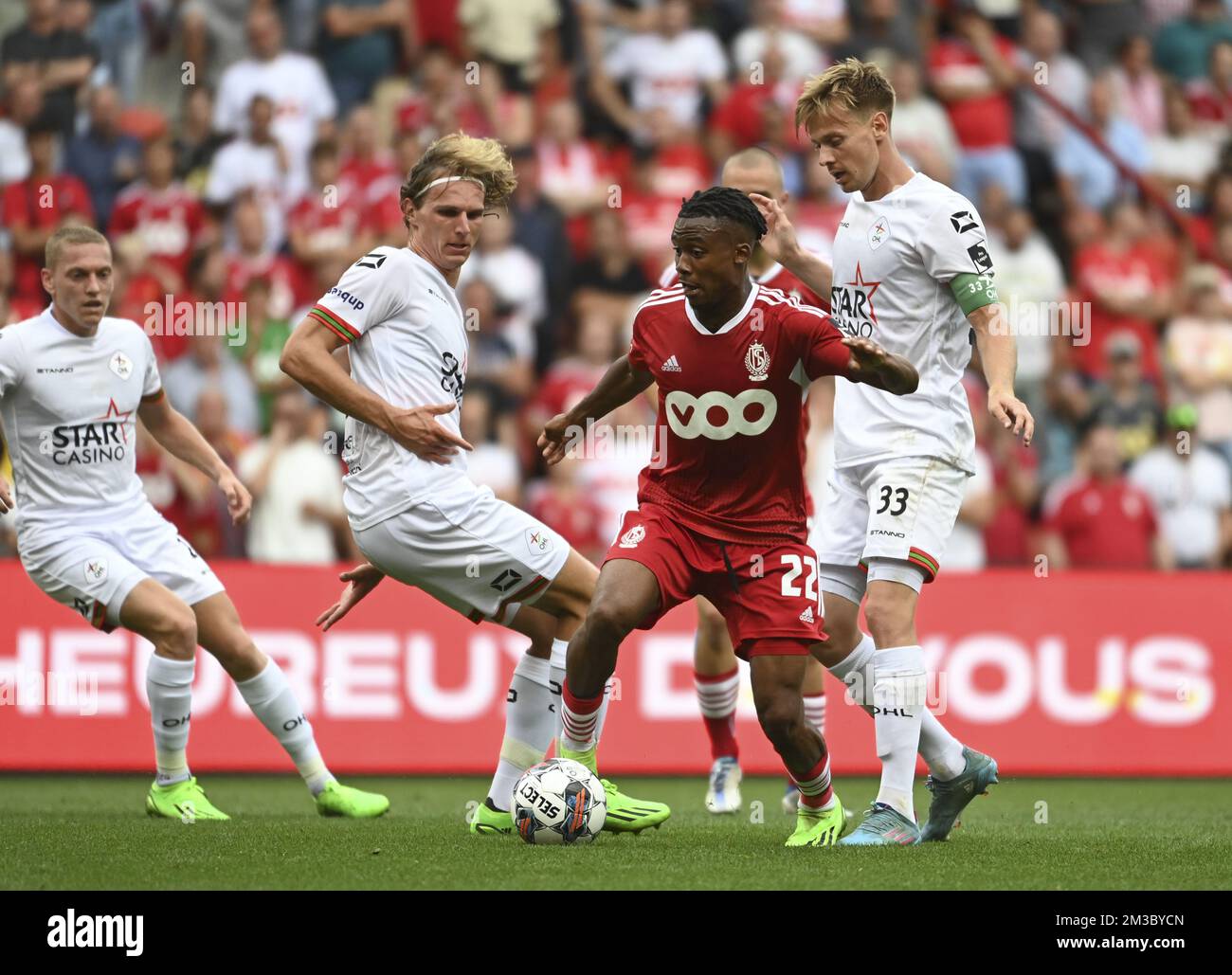 Standard's William Balikwisha and OHL's Mathieu Maertens fight for the