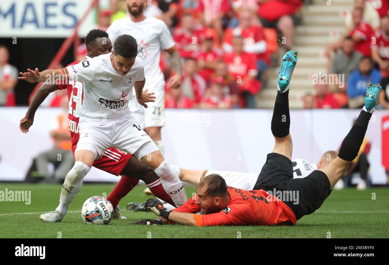OHL's Rica, Standard's Abdoul Fessai Tapsoba and OHL's goalkeeper