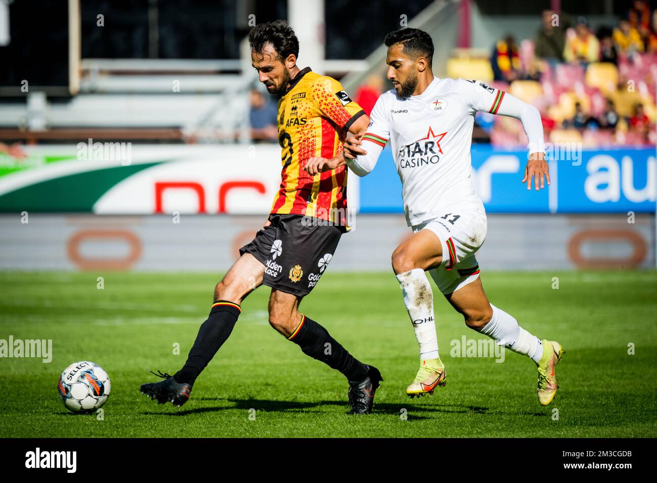 Mechelen's Thibaut Peyre and OHL's Mousa Suleiman Tamari fight for the ball during a soccer match between KV Mechelen and OH Leuven, Saturday 17 September 2022 in Mechelen, on day 9 of the 2022-2023 'Jupiler Pro League' first division of the Belgian championship. BELGA PHOTO JASPER JACOBS Stock Photo