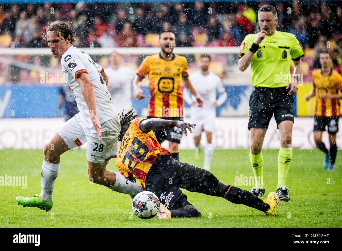 OHL's Ewoud Pletinckx and Mechelen's Frederic Soelle Soelle fight for the ball during a soccer match between KV Mechelen and OH Leuven, Saturday 17 September 2022 in Mechelen, on day 9 of the 2022-2023 'Jupiler Pro League' first division of the Belgian championship. BELGA PHOTO JASPER JACOBS Stock Photo
