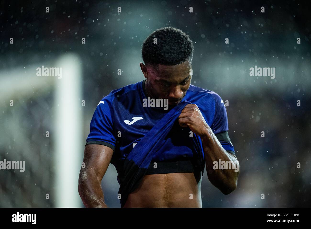 Anderlecht's Francis Amuzu leaves the pitch after being injured during a soccer match between RSCA Anderlecht and KV Kortrijk, Sunday 18 September 2022 in Anderlecht, on day 9 of the 2022-2023 'Jupiler Pro League' first division of the Belgian championship. BELGA PHOTO JASPER JACOBS Stock Photo