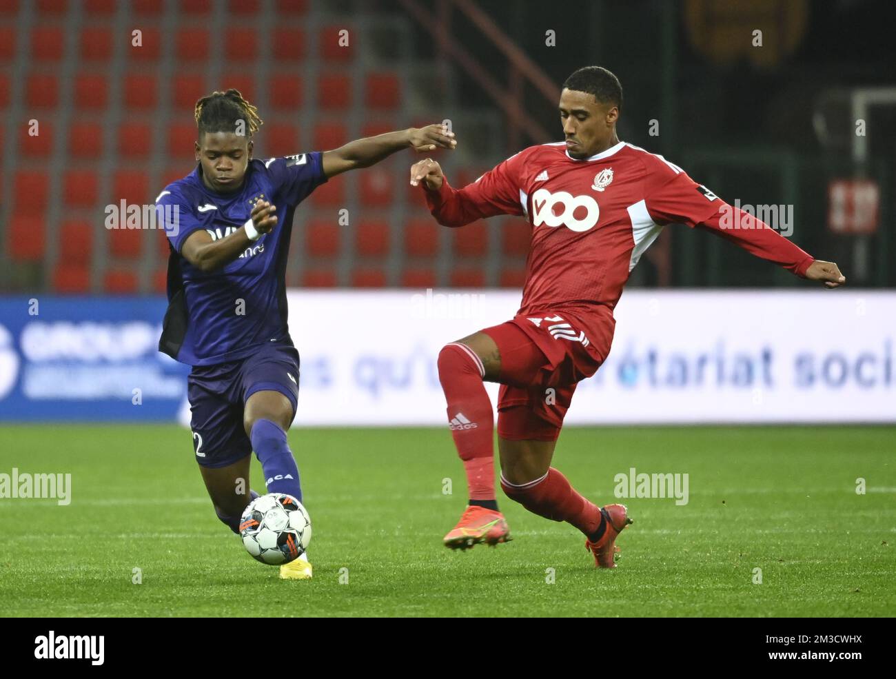 Deinze's Gaetan Hendrickx and RSCA Futures' Agyei Enock fight for the ball  during a soccer match between RSC Anderlecht Futures and KMSK Deinze,  Sunday 14 August 2022 in Anderlecht, on day 1