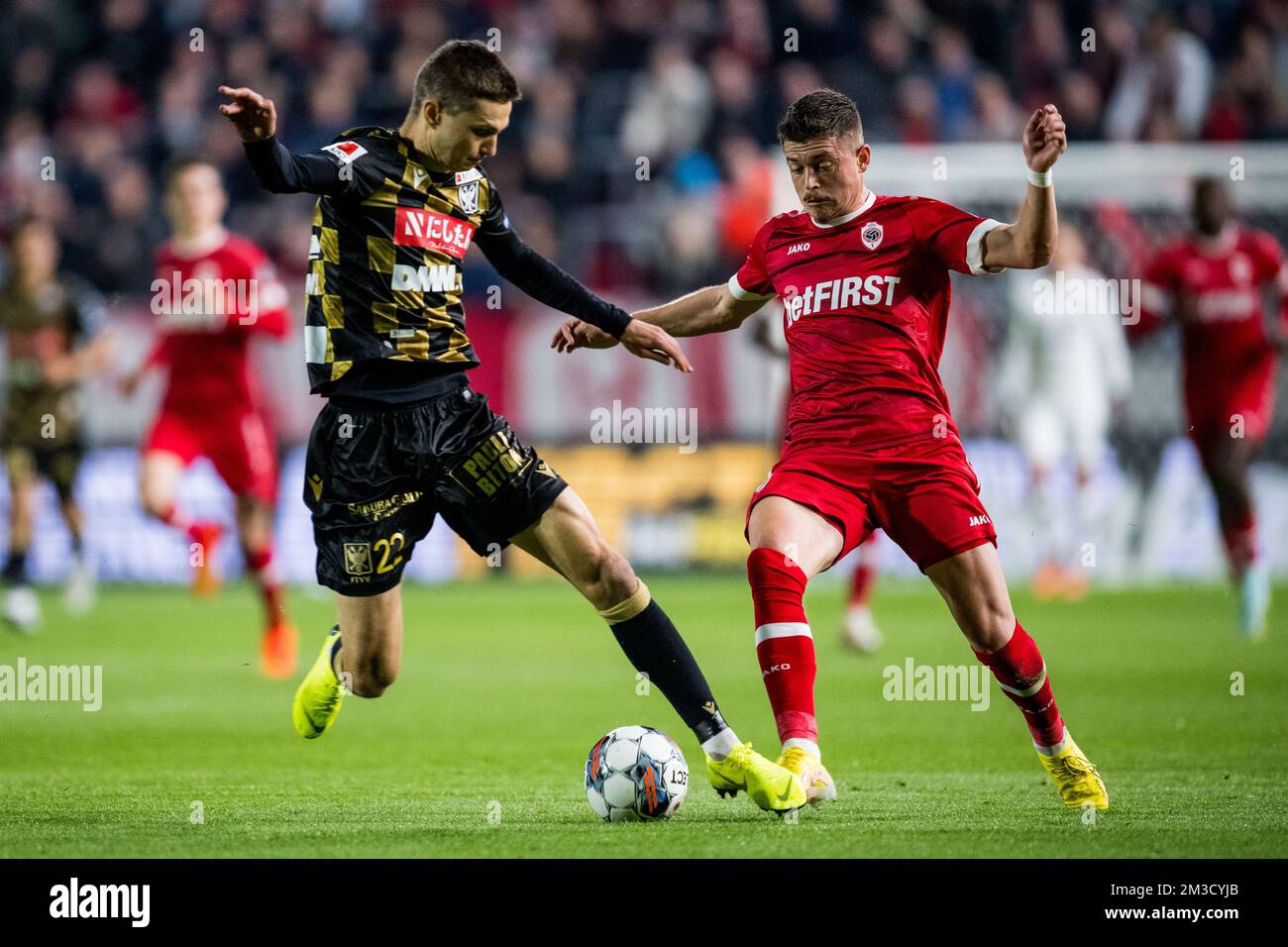 STVV's Wolke Janssens and Antwerp's Nill De Pauw fight for the ball during a soccer match between Royal Antwerp FC RAFC and Sint-Truiden STVV, Friday 07 October 2022 in Antwerp, a match on day 11 of the 2022-2023 'Jupiler Pro League' first division of the Belgian championship. BELGA PHOTO JASPER JACOBS Stock Photo