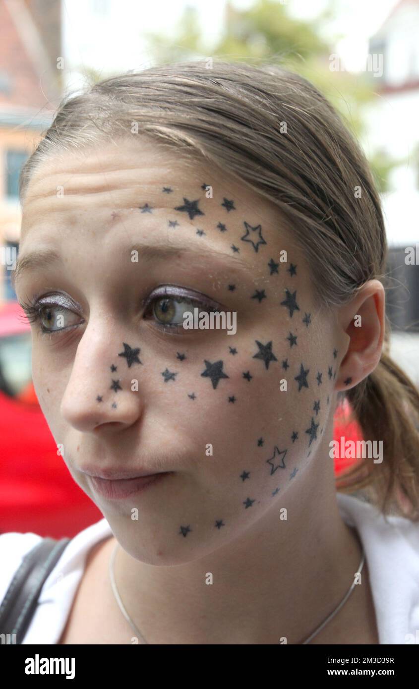Kimberley Vlaminck goes back to work at Tattoo Mike in Belgium Stock Photo  - Alamy, image size:845x1390