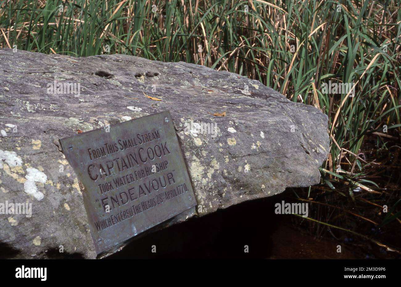 COMMEMORATIVE TABLET TO CAPTAIN COOK WHO FROM THIS SMALL STREAM TOOK WATER FOR HIS SHIP THE 'ENDEAVOUR' 1770. BOTANY BAY, NEW SOUTH WALES. AUSTRALIA Stock Photo