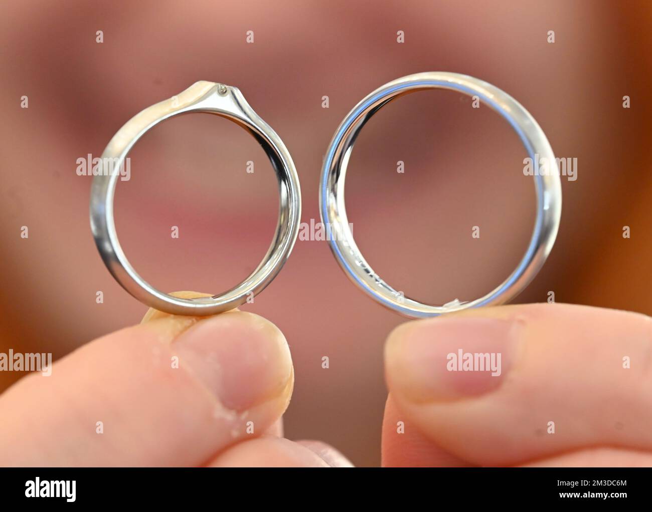 Karlsruhe, Germany. 09th Dec, 2022. A platinum wedding ring (l) and a white  gold wedding ring are shown at a jeweler. The jewelry and watch industry is  not immune to inflation. Manufacturers