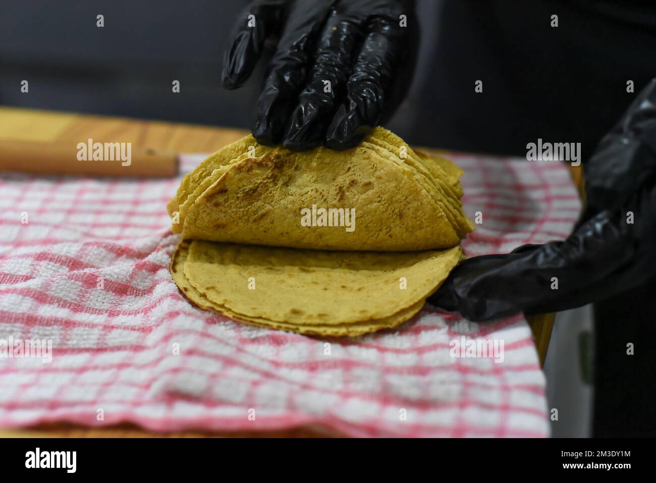 https://c8.alamy.com/comp/2M3DY1M/hands-cooking-tortillas-for-tacos-in-a-mexican-restaurant-2M3DY1M.jpg