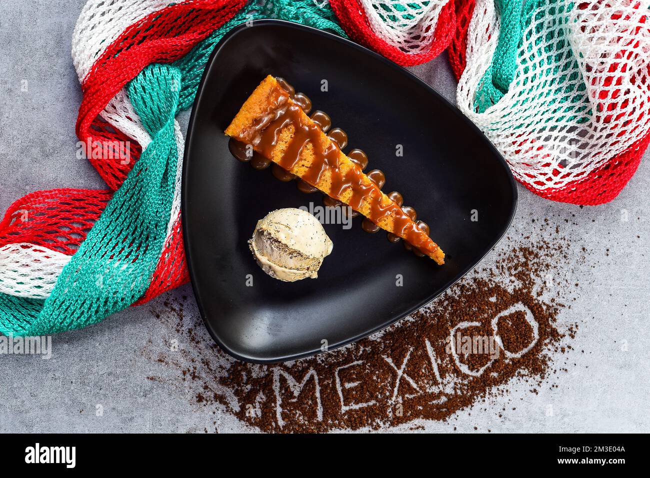 Mexican flag cake hi-res stock photography and images - Alamy, image size:1300x957