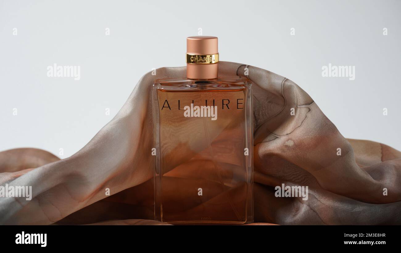 Allure by chanel hi-res stock photography and images - Alamy