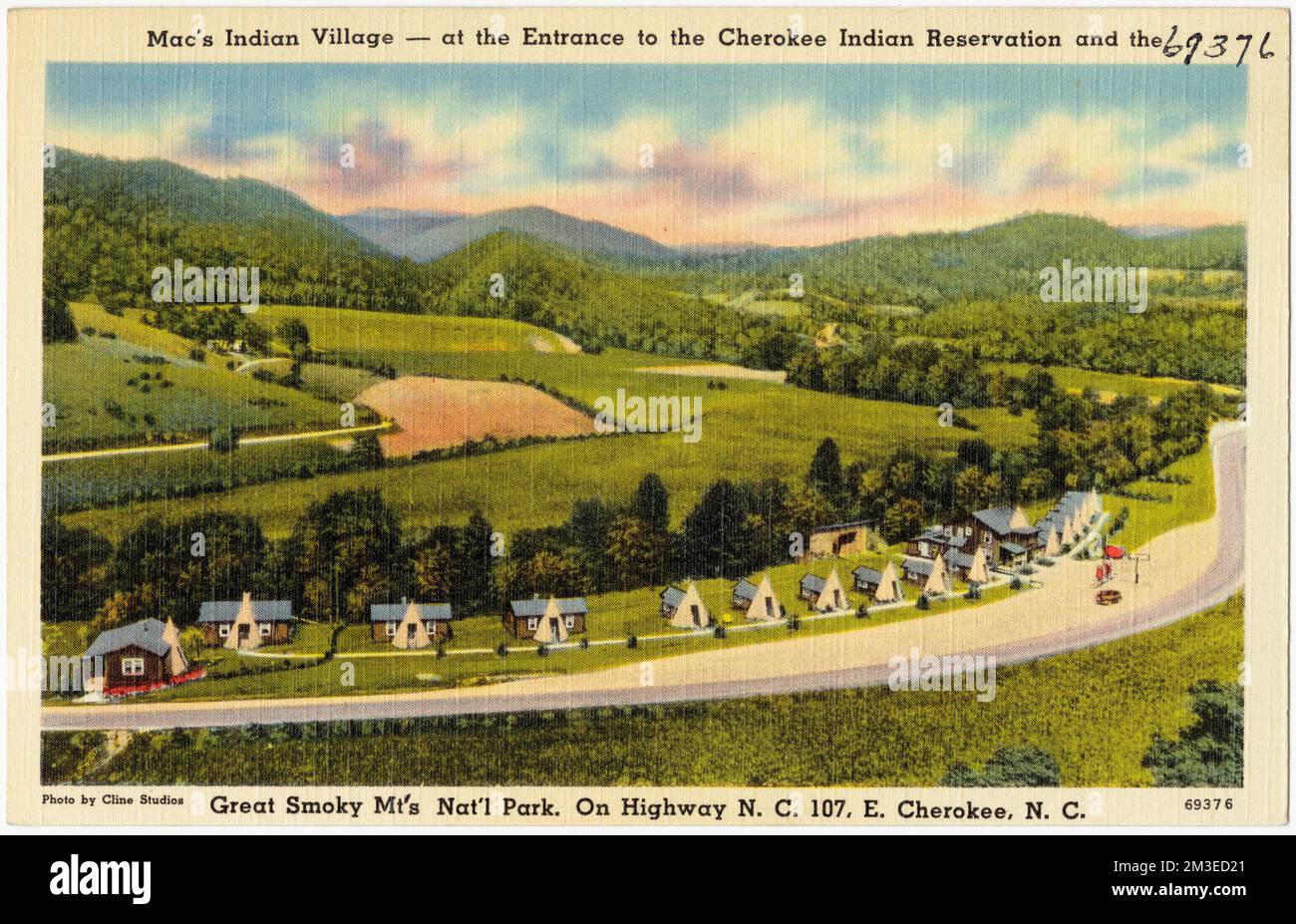 Mac's Indian Village -- at the entrance to the Cherokee Indian Reservation and the Great Smoky Mt's Nat'l Park. On Highway N. C. 107, E. Cherokee, N. C. , Motels, Tichnor Brothers Collection, postcards of the United States Stock Photo