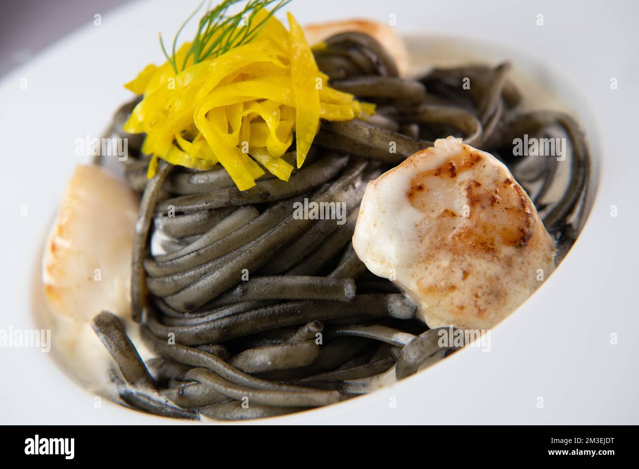Recipe for Linguine Pasta with squid ink and scallops, yellow chioggia