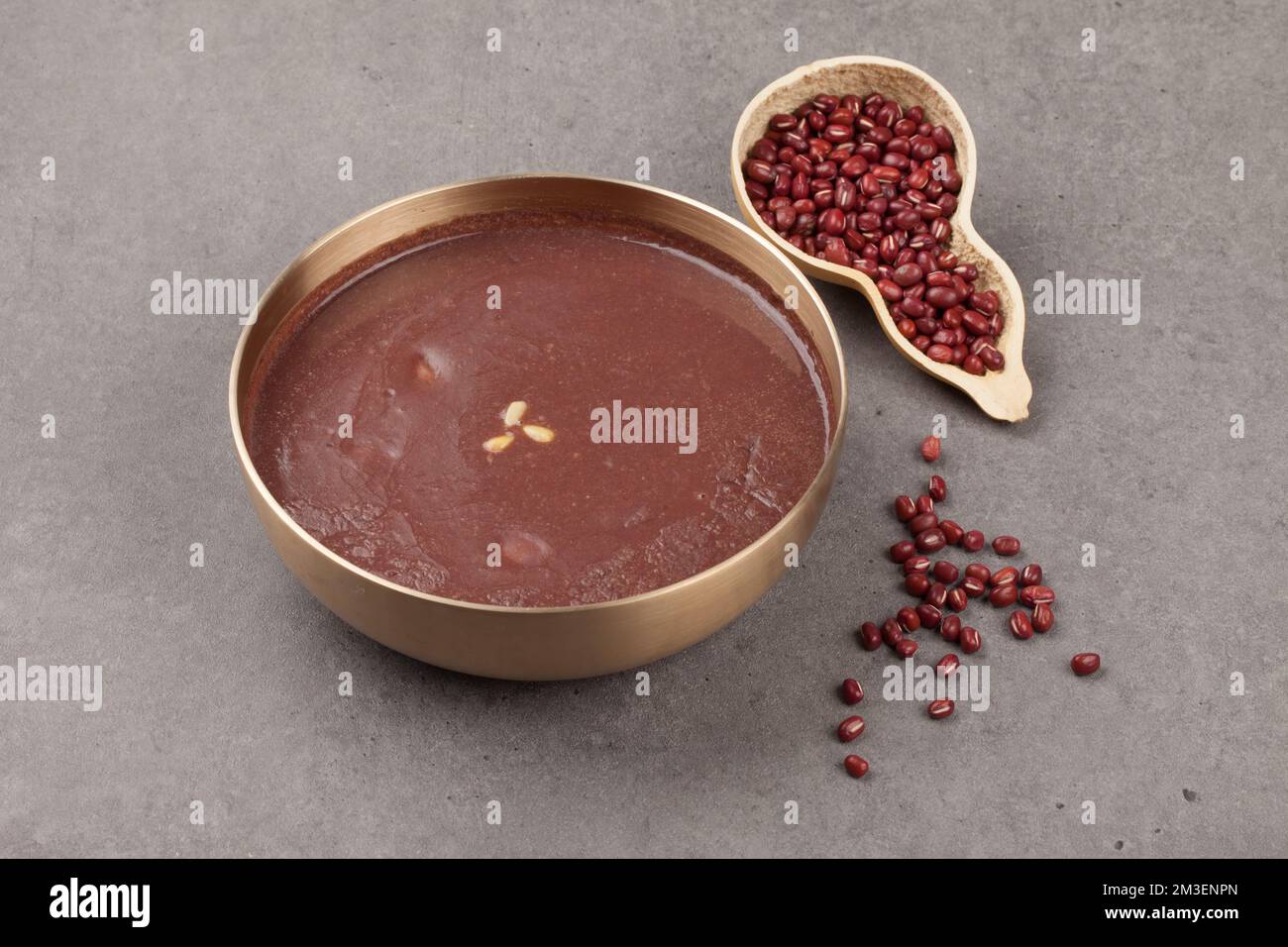 Boil the red beans thoroughly and mash them, and cook the rice porridge in the field chain water. Stock Photo