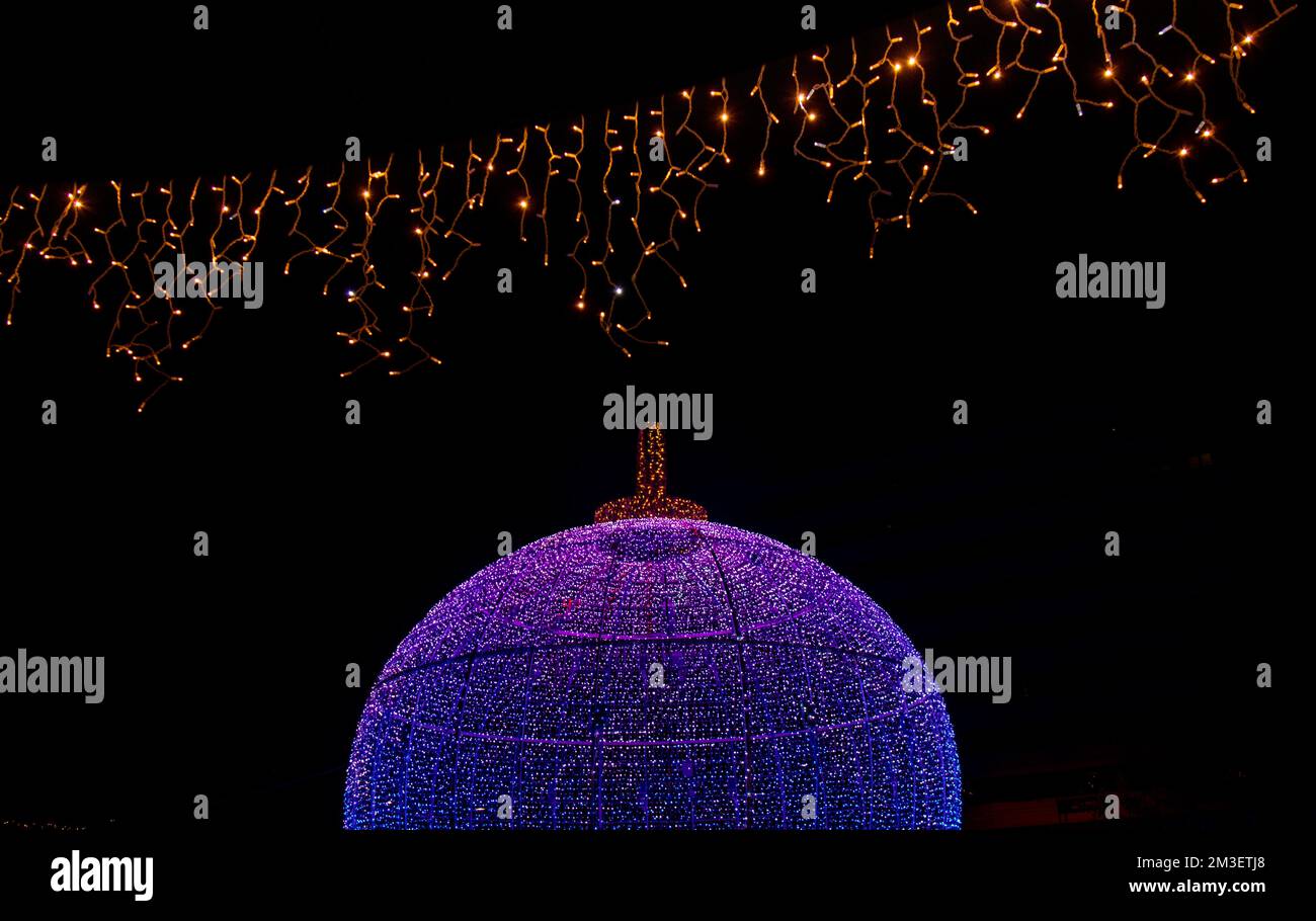 Gran bola de decoración navideña en la ciudad por la noche Stock Photo