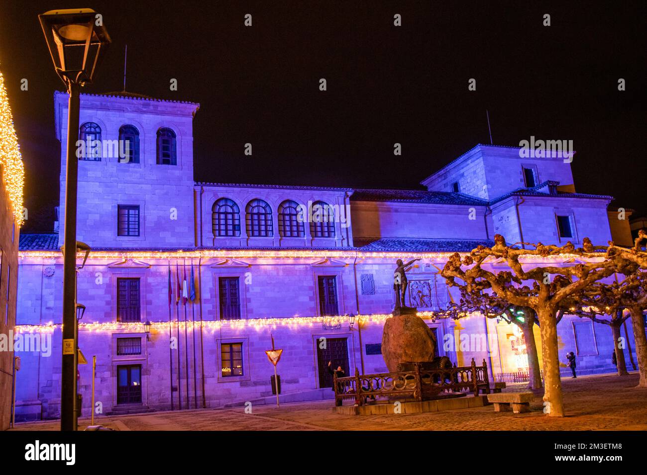 Plaza Viriato en Zamora, España, con la decoración navideña Stock Photo