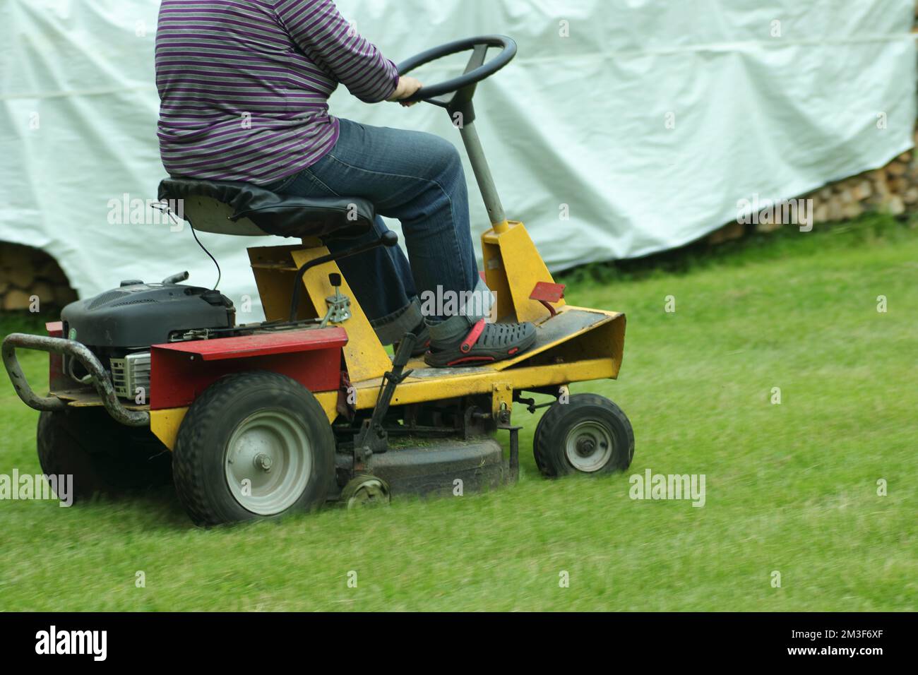 Self propelled lawn mower hi-res stock photography and images - Alamy
