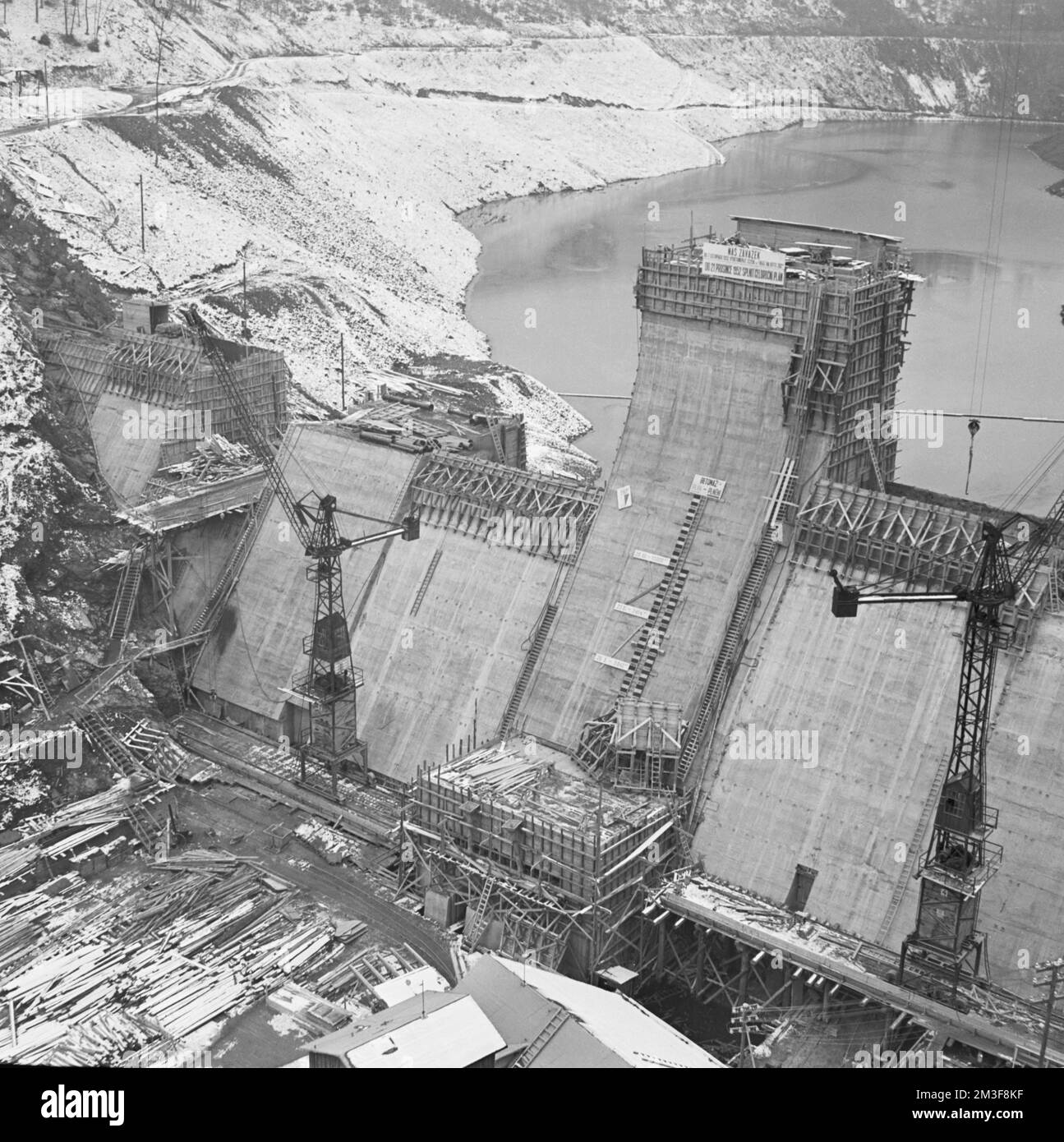 ***NOVEMBER 20, 1952, FILE PHOTO*** Construction of a dam on the