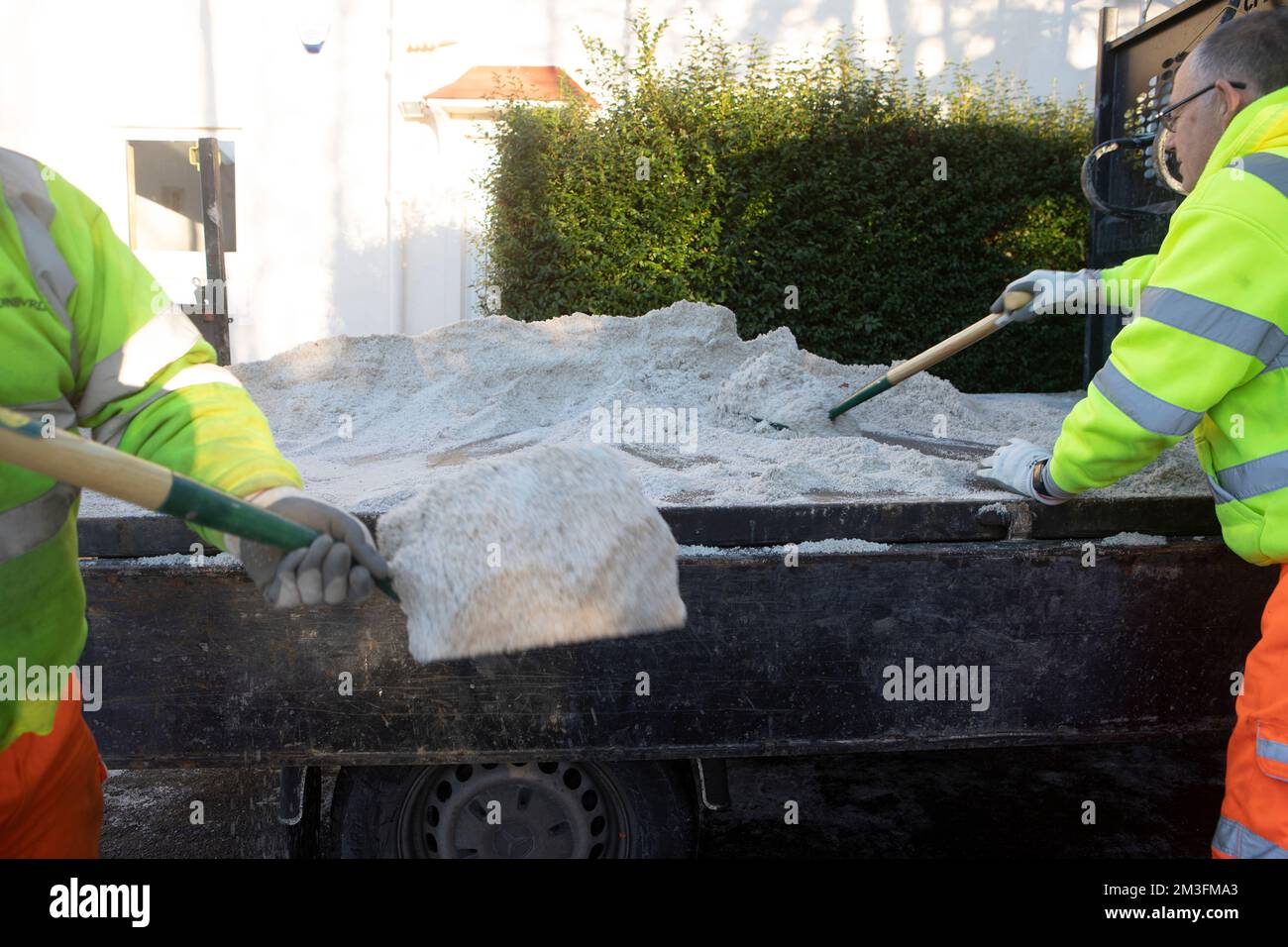 Edinburgh, UK. 15th Dec, 2022. GRIT BIN WINTER getting fill up as the