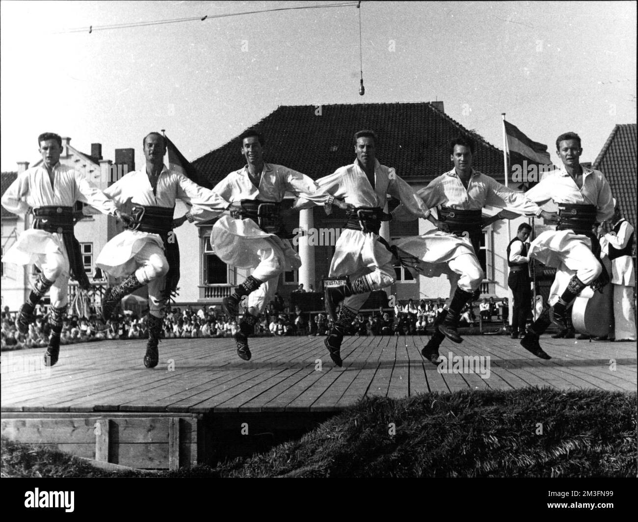Internationale Trachtenwoche Neustadt - Tänzer der jugoslawischen Gruppe. Hier gibt es Volkstänze nur für Männer, die noch heute im Volke lebendig sind. Stock Photo