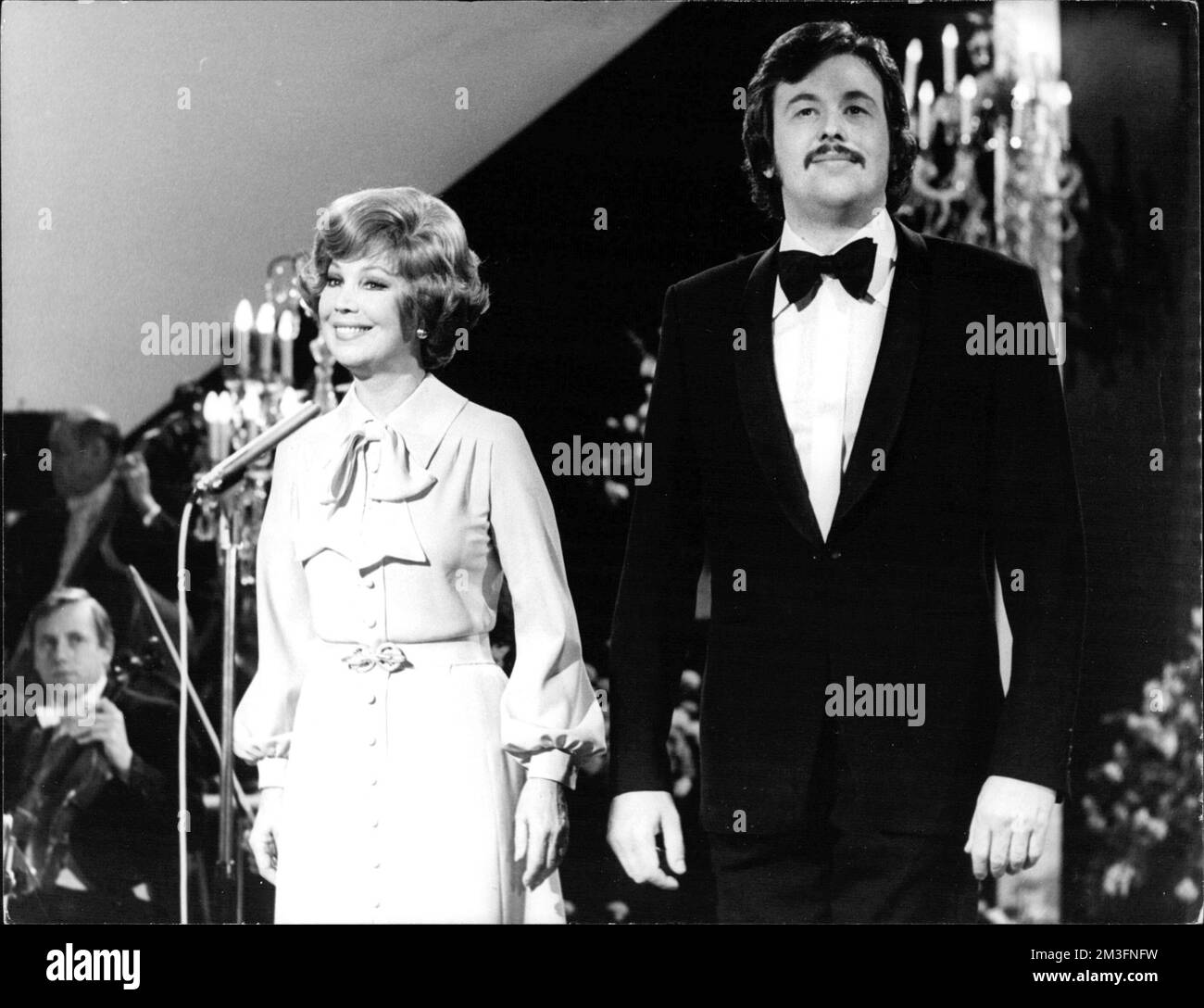 Anneliese Rothenberger Stellt vor - Anneliese Rothenberger und ihr Gast, Bodo Brinkmann singen ein Duett aus der 'Zauberflöte'. Stock Photo